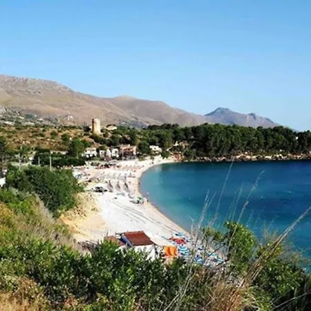 Apartment Seaside Retreat: 2-bedroom With Wi-fi In