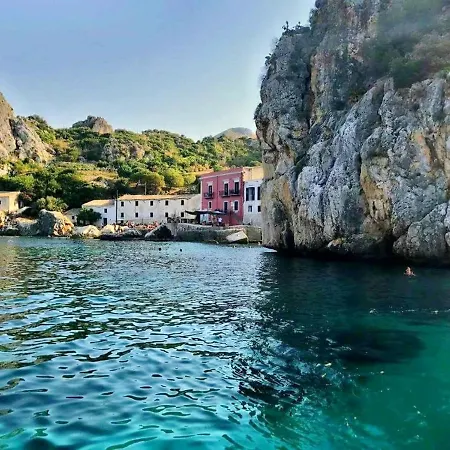 Apartment Seaside Retreat: 2-bedroom With Wi-fi In *