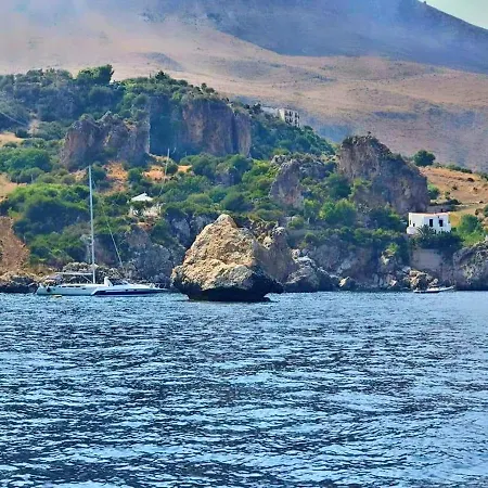 Seaside Retreat: 2-bedroom With Wi-fi In Castellammare del Golfo