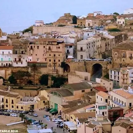 Seaside Retreat: 2-bedroom With Wi-fi In Castellammare del Golfo